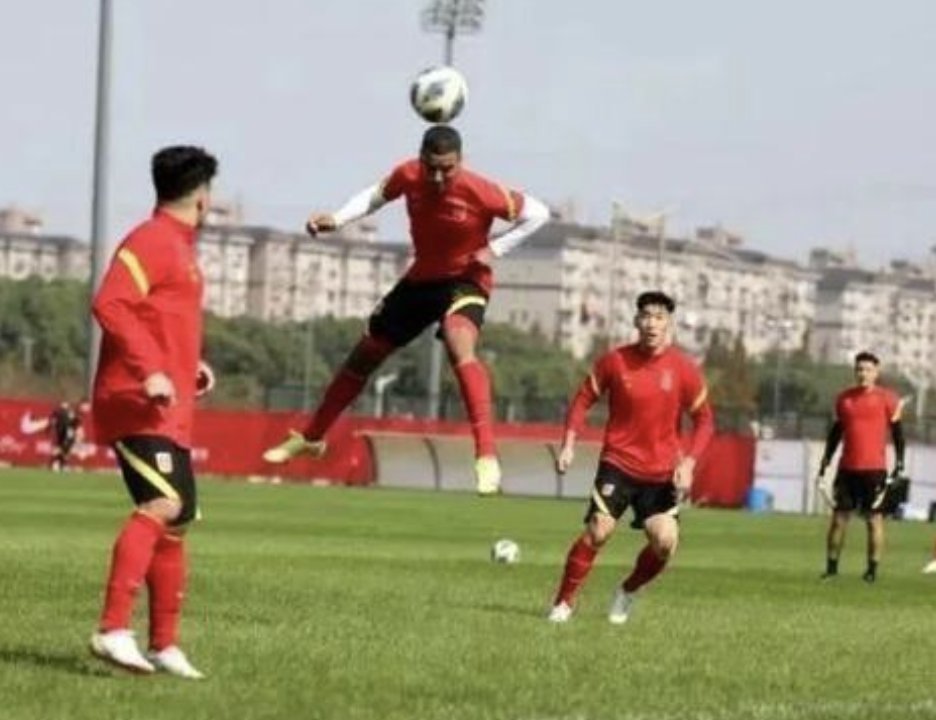 12强赛|李铁下2场比赛要大改首发?国足新晋三叉戟有望首发,艾克森惨了