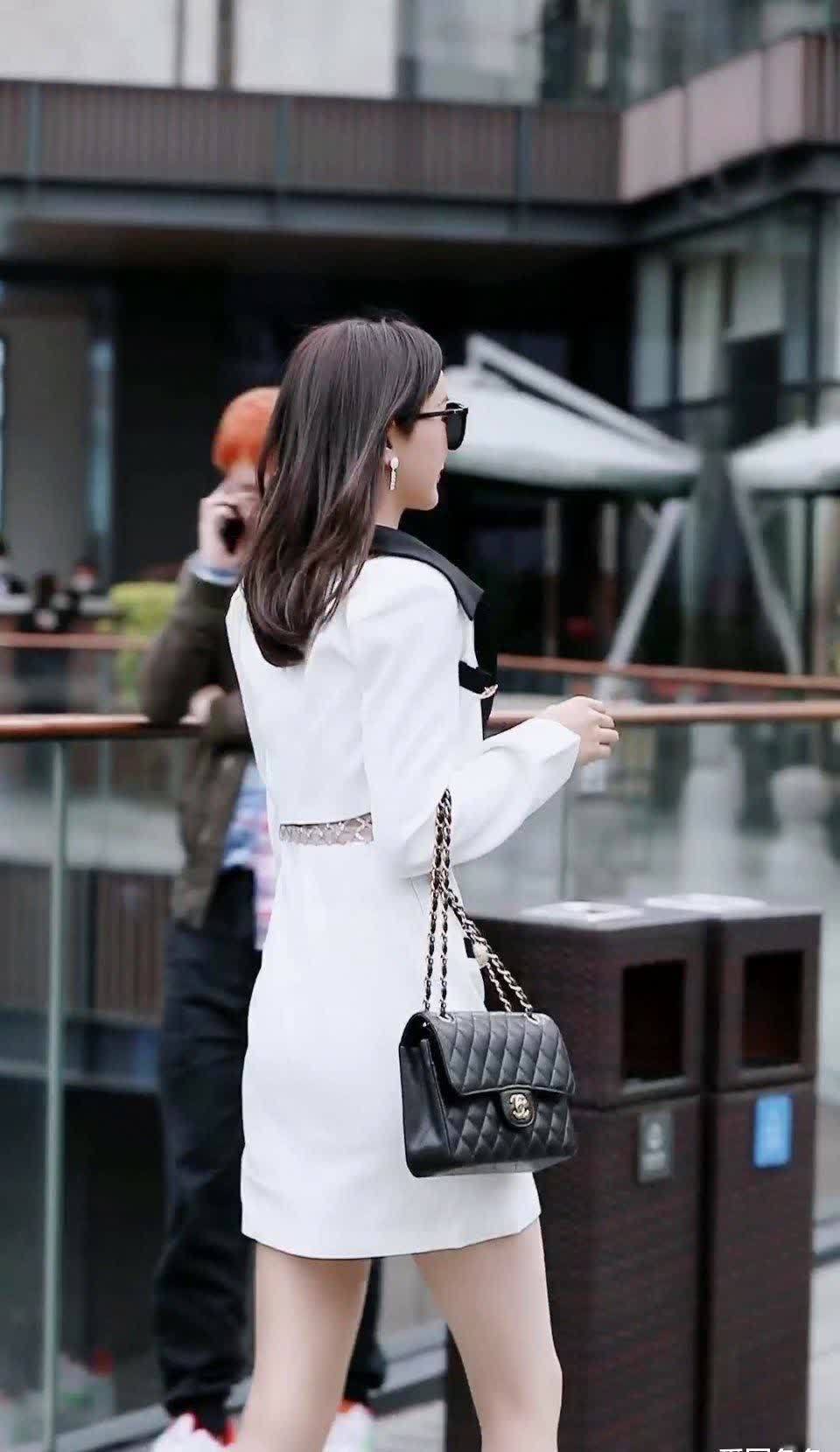 职业装 高冷小姐姐穿职业装戴黑墨镜 舒适休闲 尽显曼妙身姿