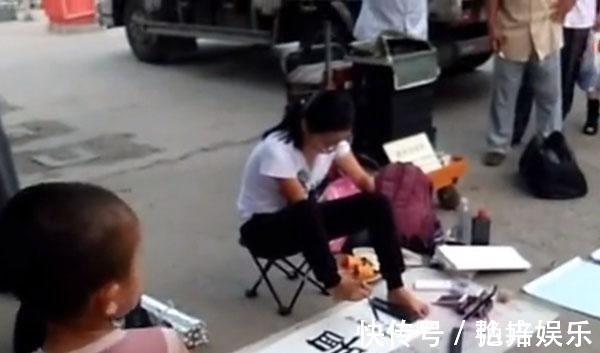 地摊!一位没有双手美女的“地摊书法”,用脚写欧楷榜书,用笔险绝精到
