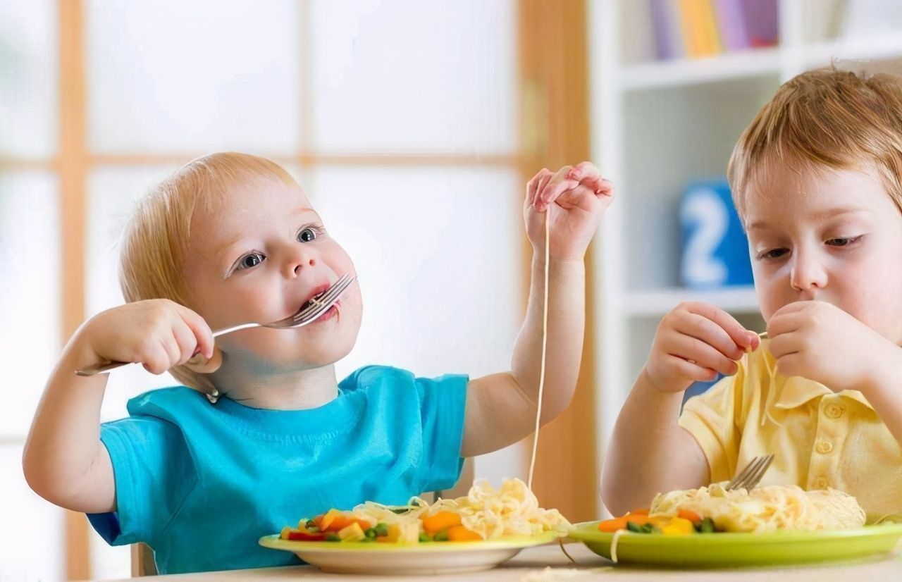 辅食|宝宝多大可以吃大人饭?满足俩条件,有几种食物尽量不吃,伤脾胃