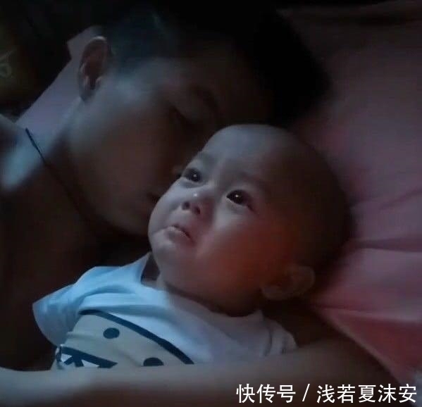 吵醒|宝宝和爸爸睡觉,被爸爸呼噜声吵醒,这个表情亮了