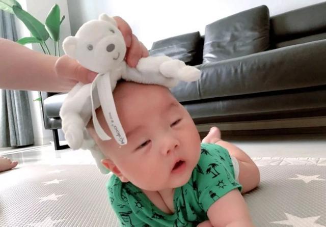 睡眠质量|爸爸哄娃睡觉,自己却先睡着,孩子躺一旁无奈:这届家长真难带