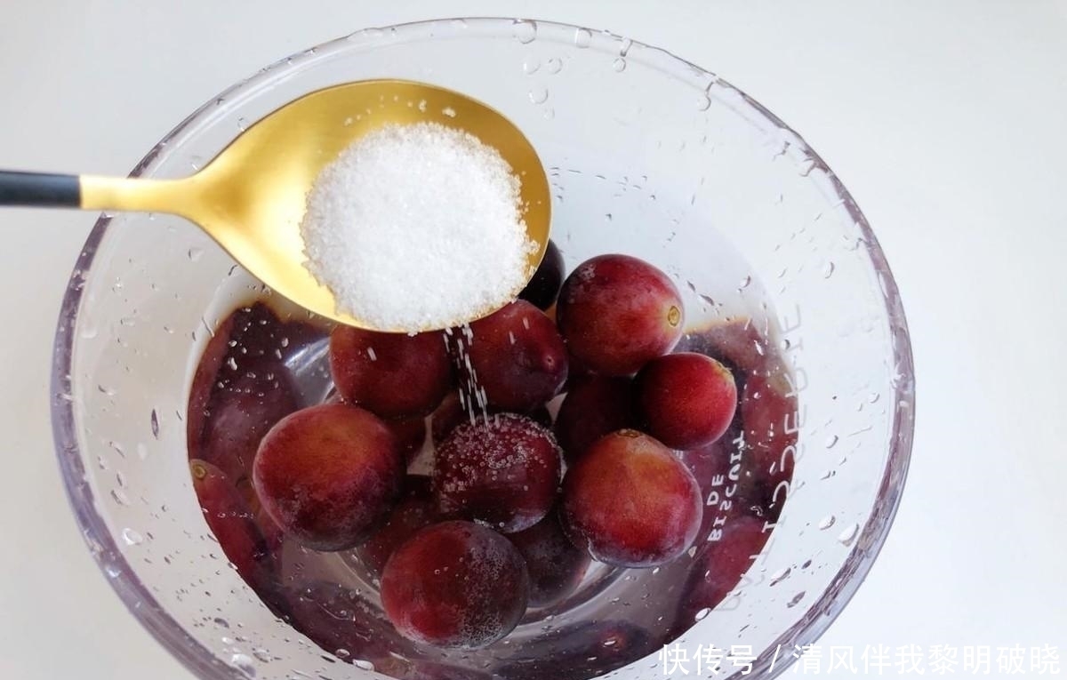 喜欢吃果冻不用花钱买,自己在家就能做,没有添加更健康