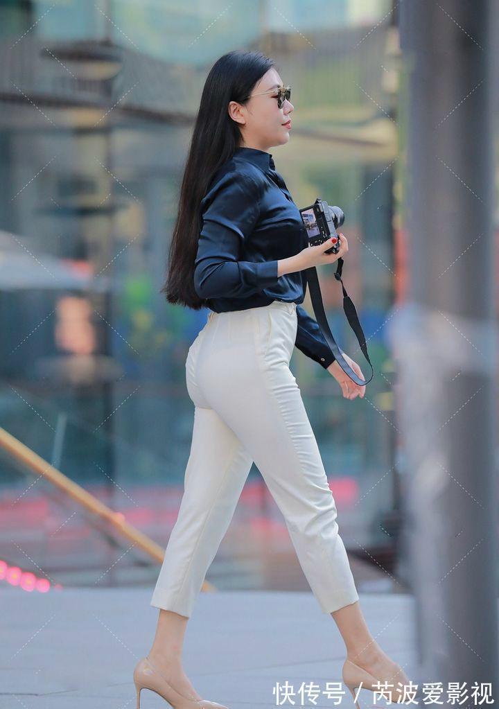 搭配 白色裤子搭配衬衫的小姐姐,带来简约干练感,看起来精力充沛