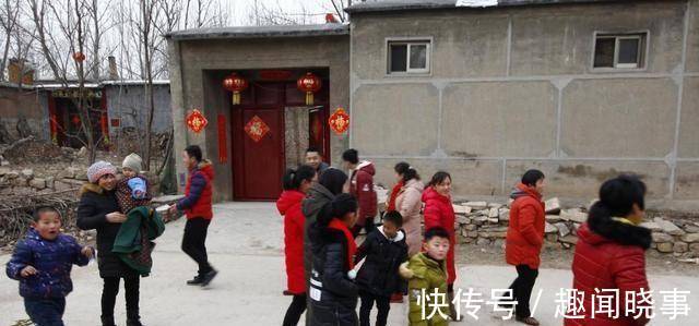 小男孩|来拜年的亲戚竟然是自己老师,小男孩表情亮了:突然吃啥都不香了