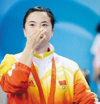 女子世界|王楠生涯最后一战不敌张怡宁,赛后面带微笑挥手致意留下永恒经典