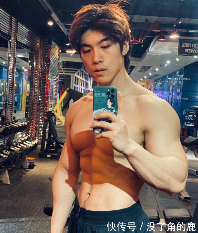 麒麟臂|爱健身的90后，胸肌发达麒麟臂健壮，在健身房常丢衣服！