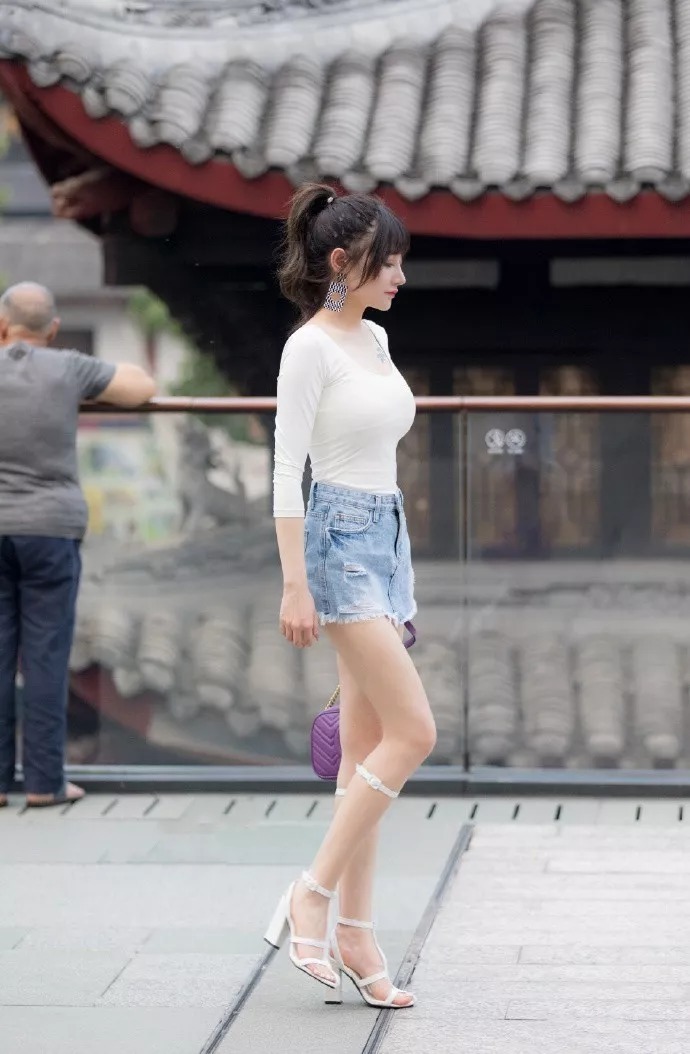 牛仔短裤|高跟鞋时尚穿搭,为女生带来夏日的优雅