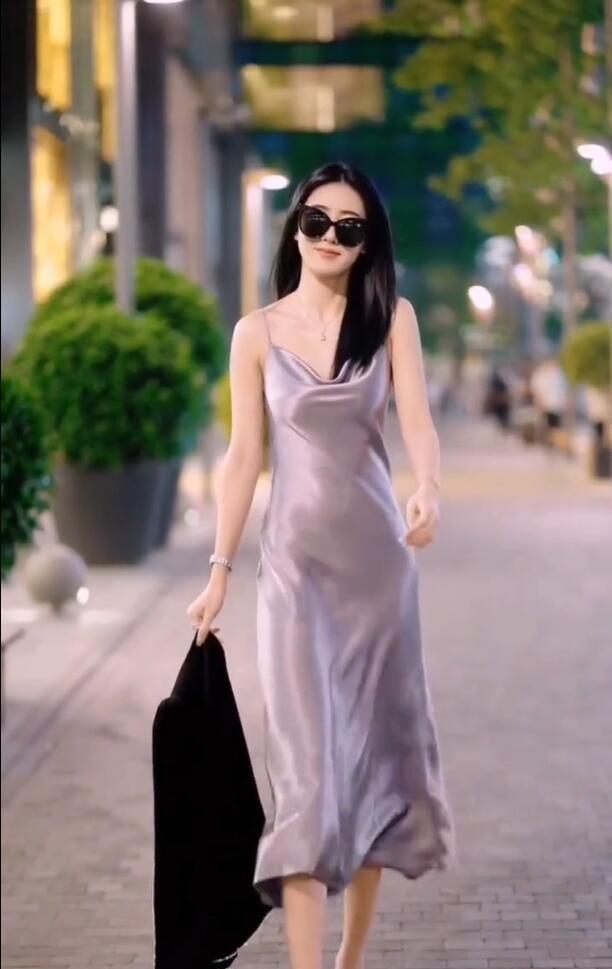 真丝吊带裙真有趣，一定不要穿外衣，照样美得耀眼