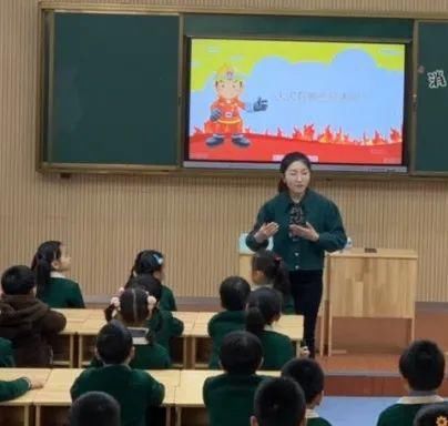 小时光里共成长——记白马涧小学12月班主任例会暨班会展示活动