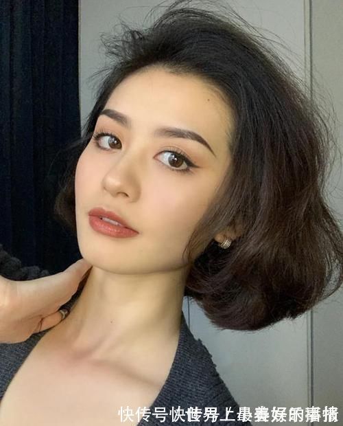 刘海 年过50的女人，留什么发型显年轻？试试这3款“短发”，减龄洋气