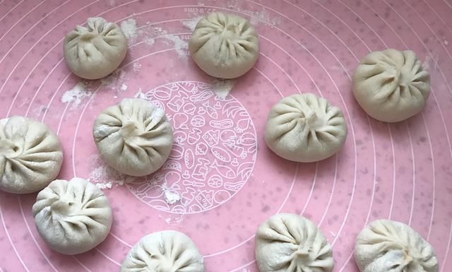 教你做金黄的水煎包，撒上芝麻与葱花，每咬一口都爆汁