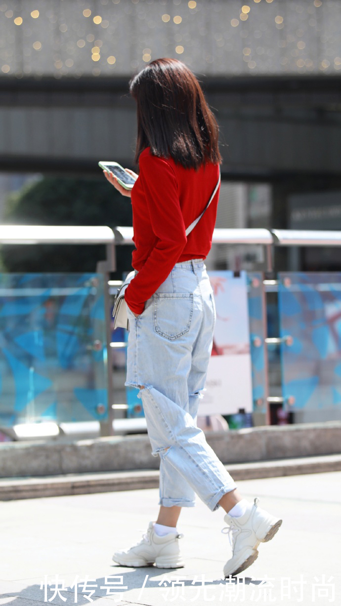 融入自己|小姐姐故意将牛仔裤撕裂,秀腿又时尚,搭配红色上衣耀眼靓丽!