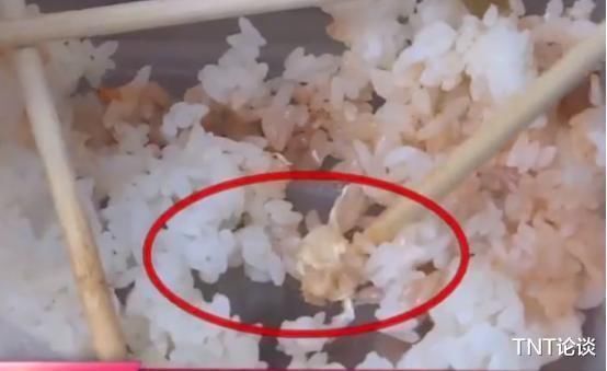 外卖平台|女子在平台点外卖,竟在米饭里吃出嚼过的口香糖,商家我也没办法