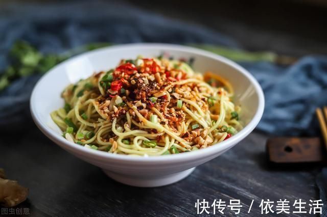 做凉面时，过凉水是不对的，学会这一招，爽滑筋道，不成坨不发粘