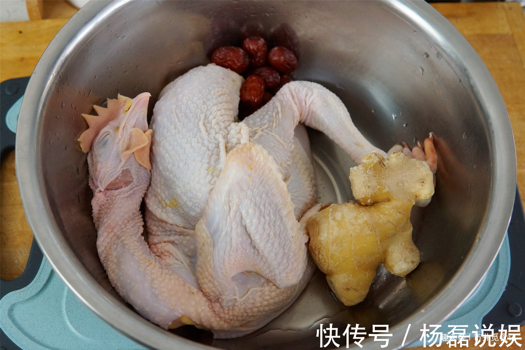 煲鸡汤时，别焯水或者直接炖，大厨告诉正确做法，鸡肉不柴汤不腥