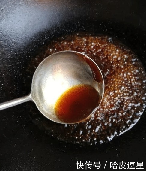 炒糖色,别直接炒糖!大厨:多做1步,颜色红亮,味道香甜不发苦