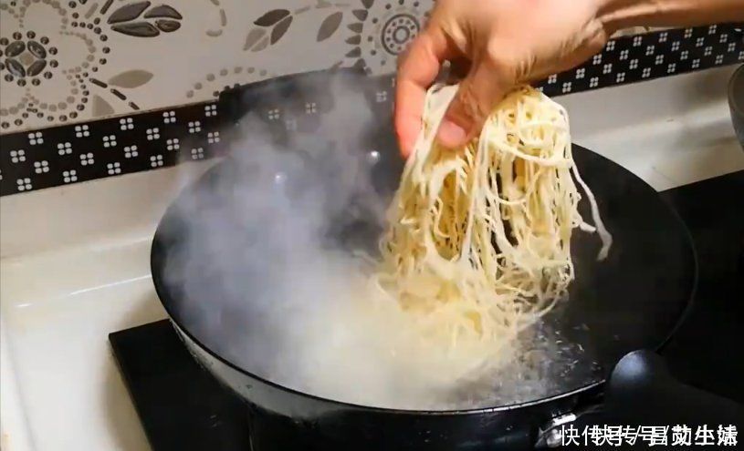 做法|面条简单又好吃的做法,6分钟就搞定,比牛肉面还香,上桌都说香