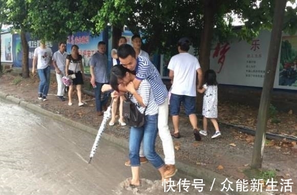 |搞笑图片幽默段子笑话:怎么开的挖掘机啊,都掉坑里去了,哈哈