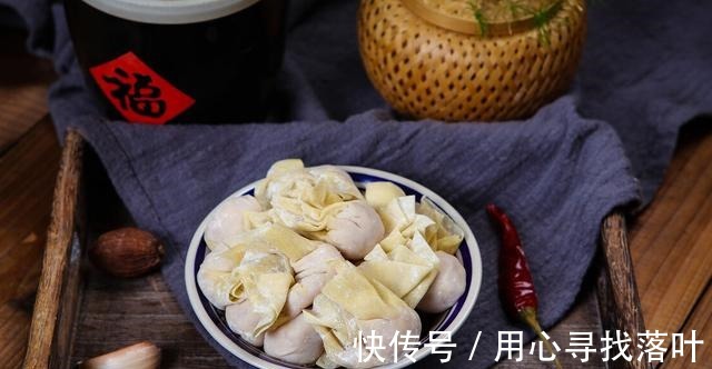 口感|饺子好吃在调料，调料时可以多加一样，味道好吃口感佳！