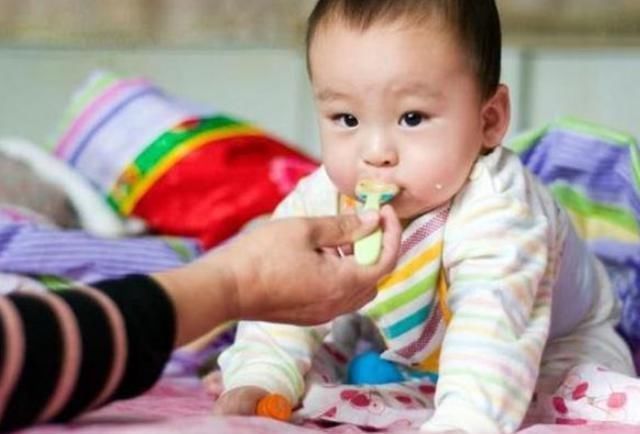 日常生活中|儿科医生：这种常见辅食，看似喂饱孩子，或并没营养，还会积食