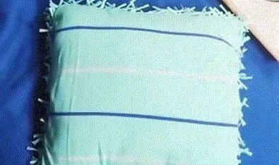 旧衣服千万别扔，聪明女人用它套被子，既省空间又省事！