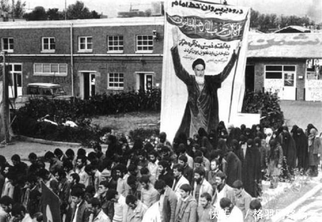 备受|霍梅尼让伊朗人穷困潦倒，为何还备受伊朗人爱戴呢？