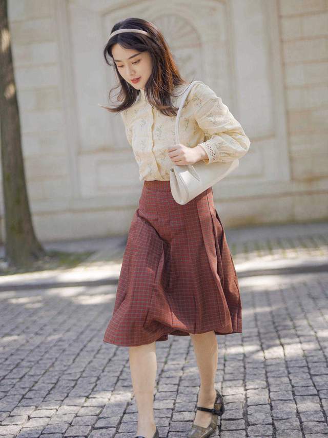 少女气质|2、30岁如何穿出高级的优雅感？衬衫配半身裙，少女气质感十足