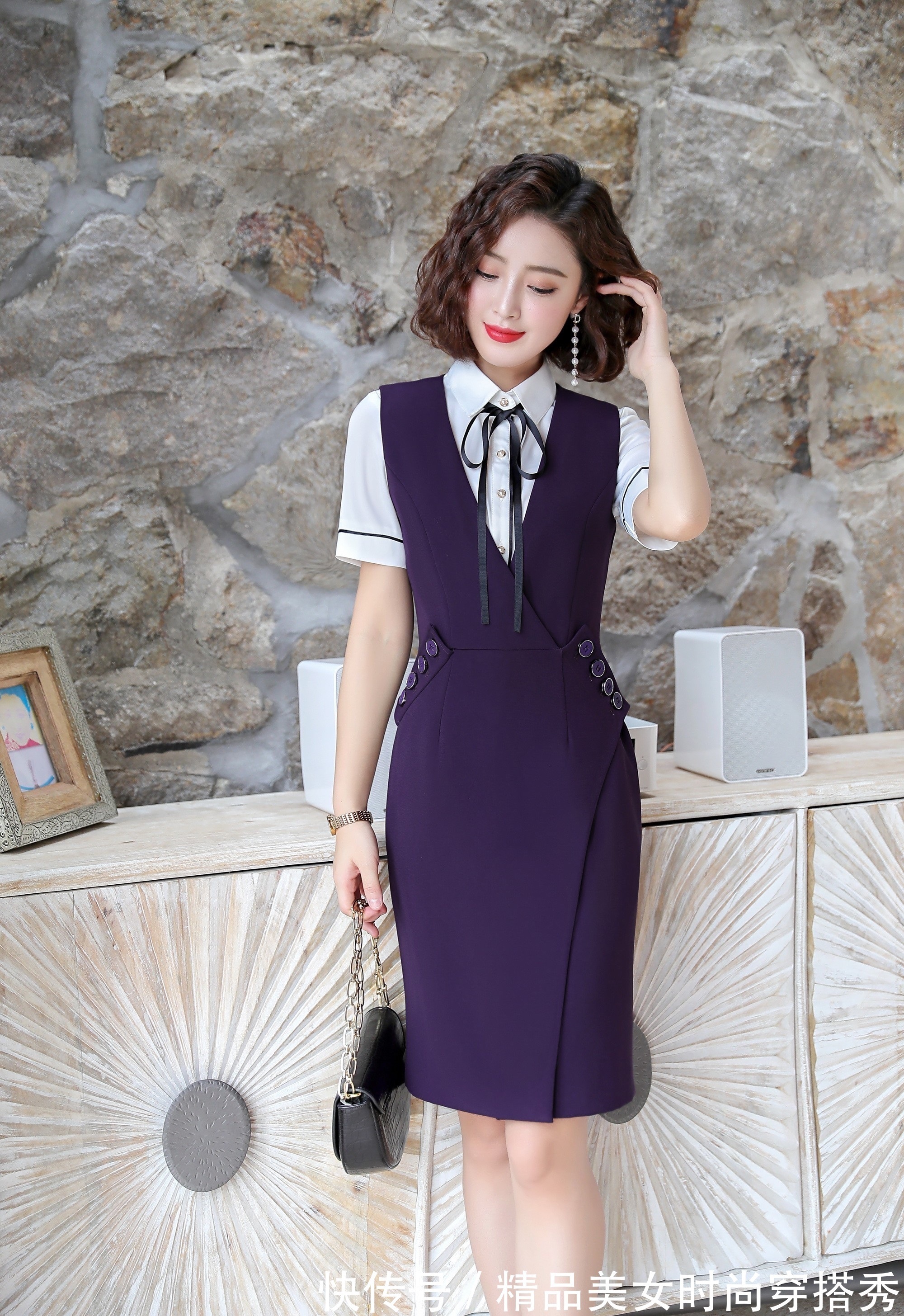 优雅 白色的衬衫外搭紫色的马甲裙,脚上一双黑色的高跟鞋,优雅又时尚