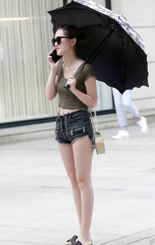 红齿白的小姐姐,绿体恤搭配热裤,太潮