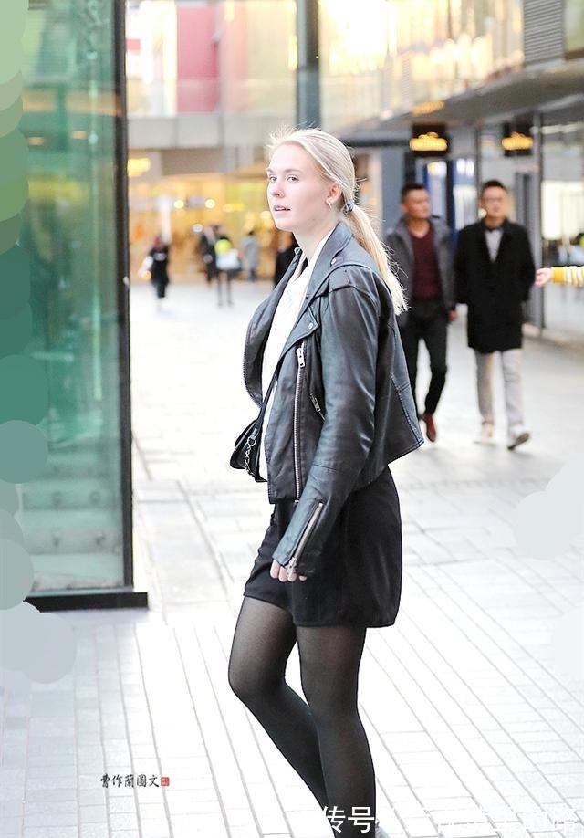 短靴|要把黑丝穿得讲究，搭配鞋子很重要，看看美女的黑丝配鞋方案！