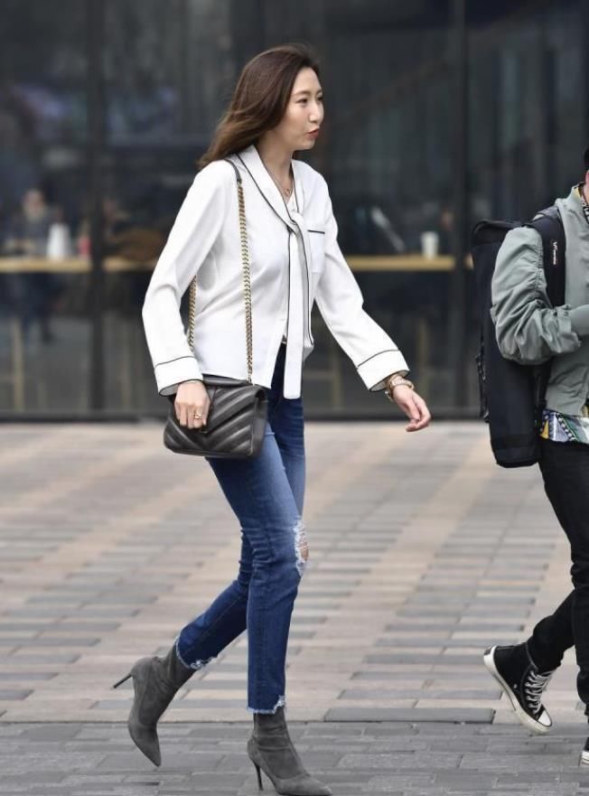 街拍：小姐姐一身黑色连衣裙，复古的款式新颖独特，透出朦胧之美