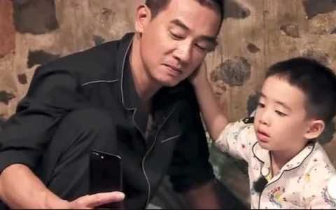 陈小春吃宴席被批没教养,自己扒菜不顾他人感受,对儿子却双标