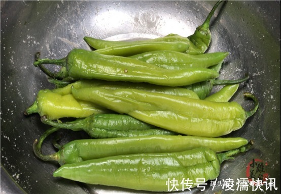 原来腌辣椒这么简单，不加一滴水，坛子不生花不易坏，三天就能吃