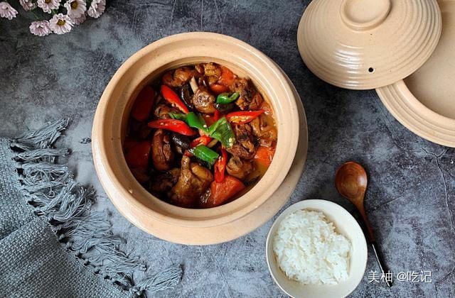 冬天鸡肉应该这样吃,营养均衡,香菇味道浓郁,搭配一起美味可口