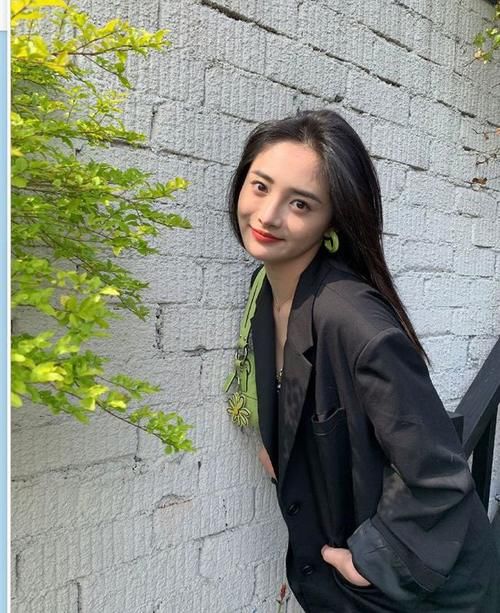 小西装|甜美美女的日常穿搭，黑色小西装搭配翠花连衣裙，太有感觉了！