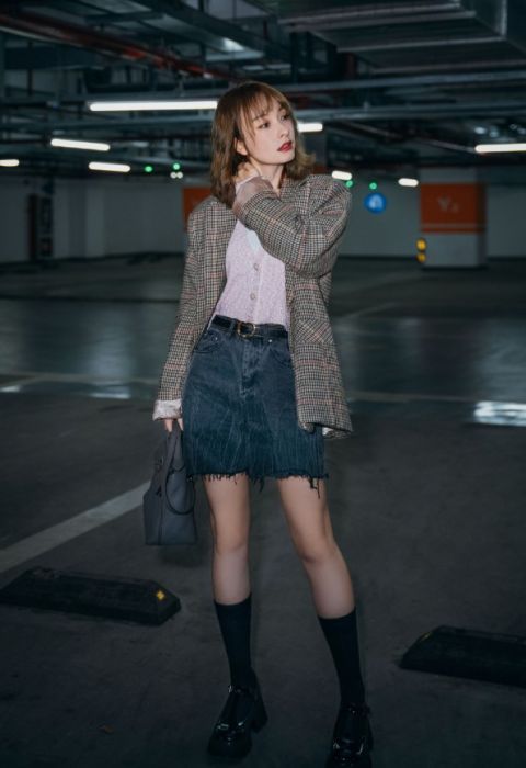 脖裙|吴昕越来越有女神范，穿纯白挂脖裙出席活动，身姿曼妙太抢镜