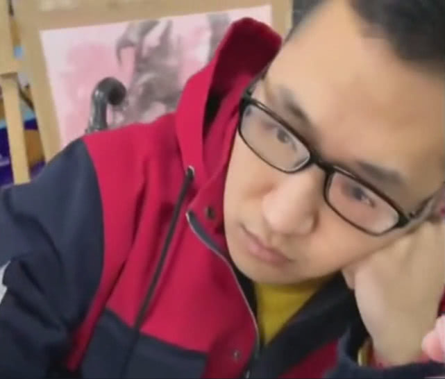 画室$美术生为了偷懒,在脸上画了一副眼镜,老师差点被瞒天过海