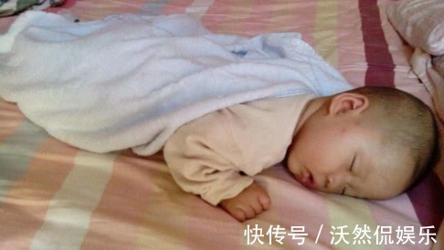 婴儿|婴儿总喜欢这样睡觉,长大后容易变丑,宝妈别不当一回事!
