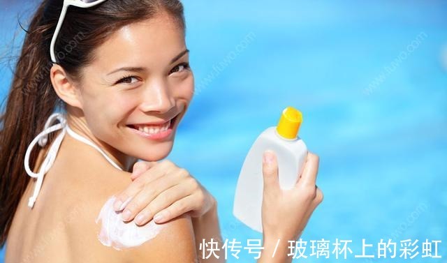 护肤 经常涂防晒的女人，20年后会怎样天天涂防晒霜，会伤害皮肤吗！