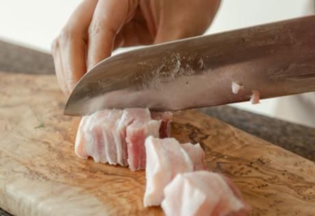 做红烧肉时,用冰糖还是白砂糖?学会1招技巧,红烧肉红亮且不苦