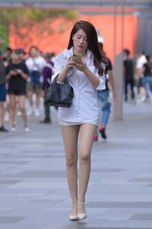 小姐姐 白色的衬衫搭配包臀裙,干练中带着优雅的气息,美的清新又时髦