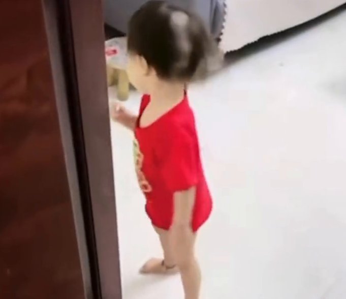 妹妹|4岁男孩怕妹妹热给她剃头,后脑勺直接被剃秃,爸爸又心疼又无奈