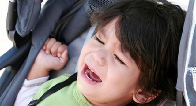 宝宝没到这个月龄最好不要坐婴儿车,脊椎可能会受伤,父母别大意