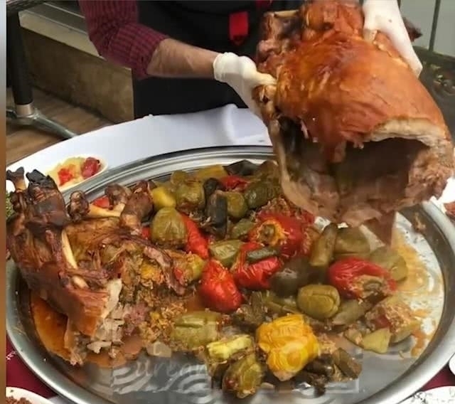 切开|花980元买了头烤全羊,切开后满满惊喜,这钱花得太值了