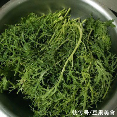 跟妈妈学快手做酸菜一口下肚，唇齿留香