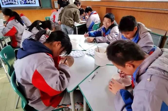  学校|又是别人家的课程，奉贤这所学校的学生自己动手学做釉下彩