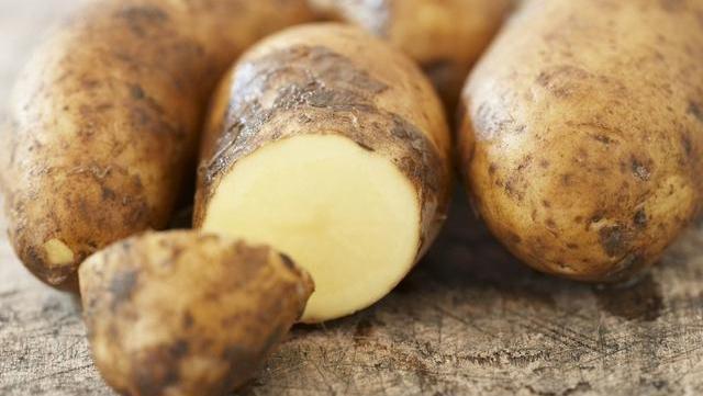 土豆去皮原来这么简单,现在才知道,教你一招,再也不用削皮了