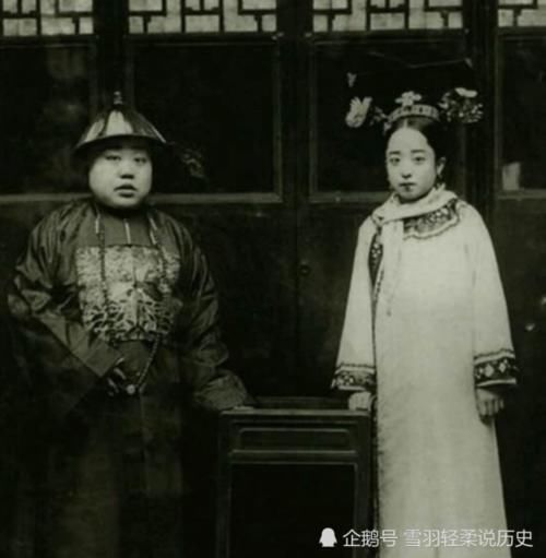 晚清|晚清夫妻老照片美丽惊艳的正室福晋，凤冠霞帔的新娘王妃