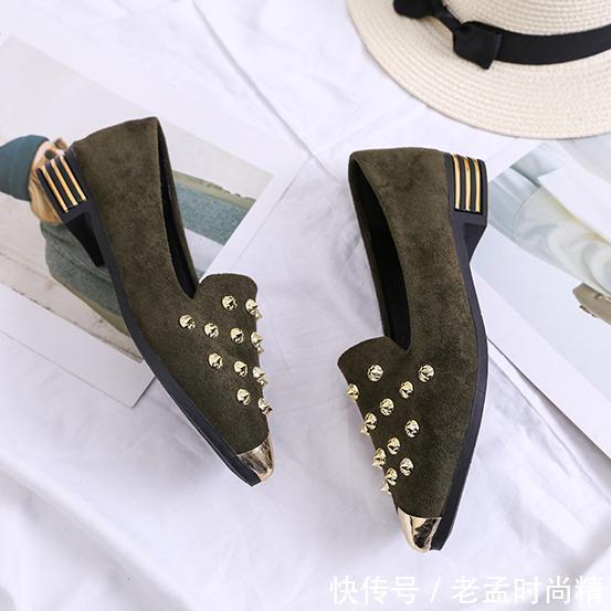 百搭 要说鞋柜里最好穿的,还属尖头平底鞋,搭连衣裙更美